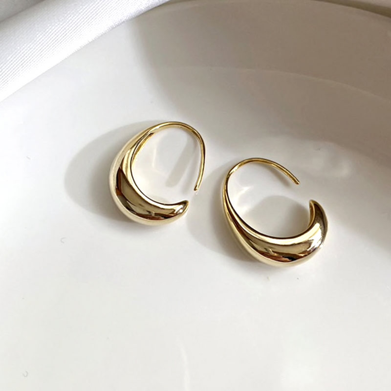 Romantic Gold Earring for Special Moments