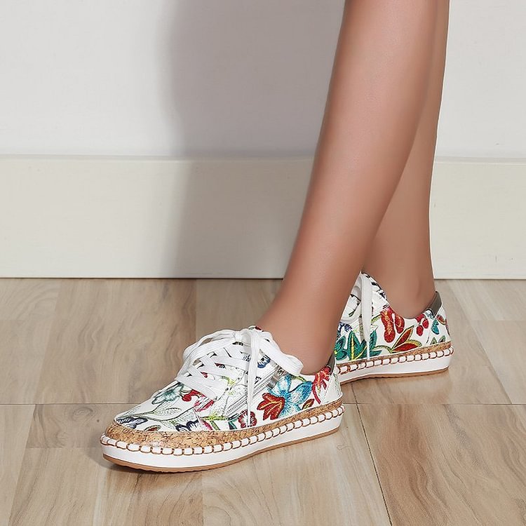 JO | Simple sneakers with flowers