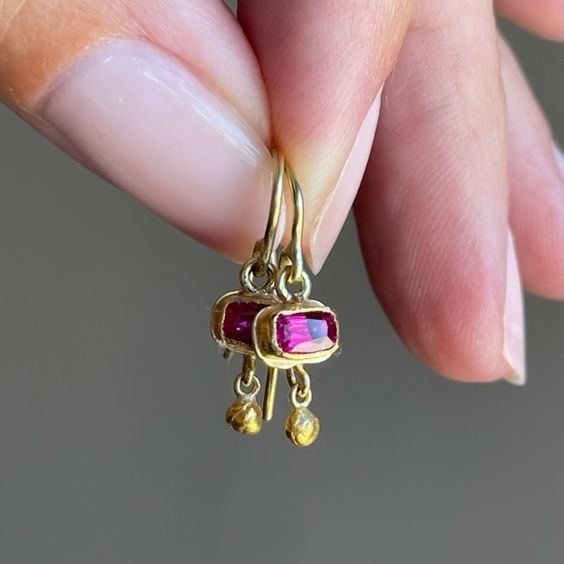 Beautiful Gold Earring with Unique Style