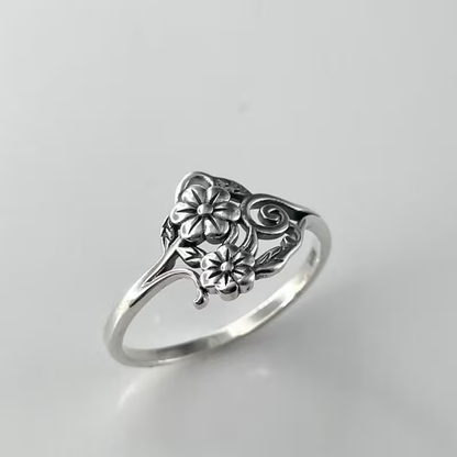 Classic Silver Ring with Timeless Appeal