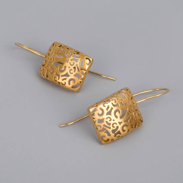 Elegant Gold Earring for Every Occasion