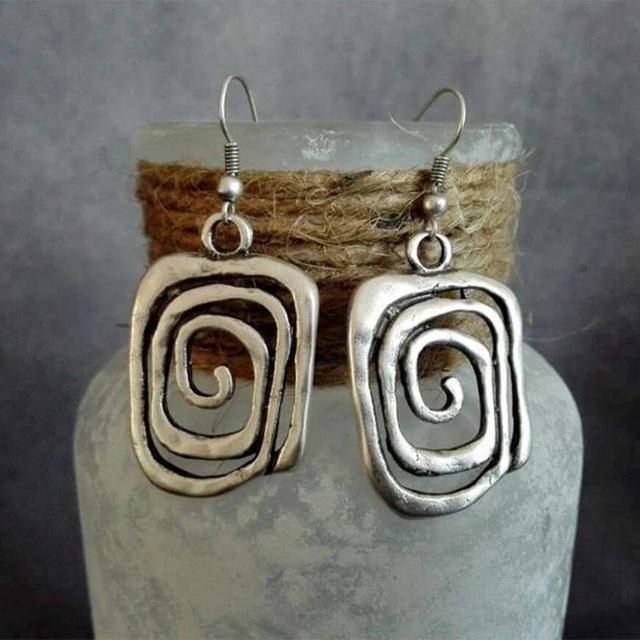 Charming Silver Earring for Any Occasion
