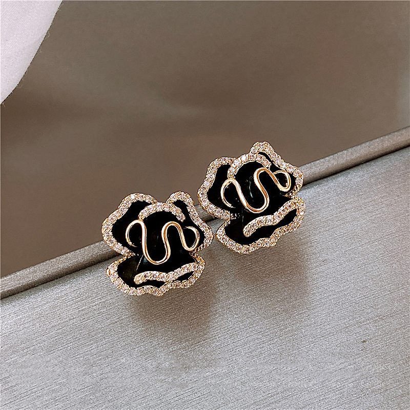 Charming Gold Earring for Any Occasion