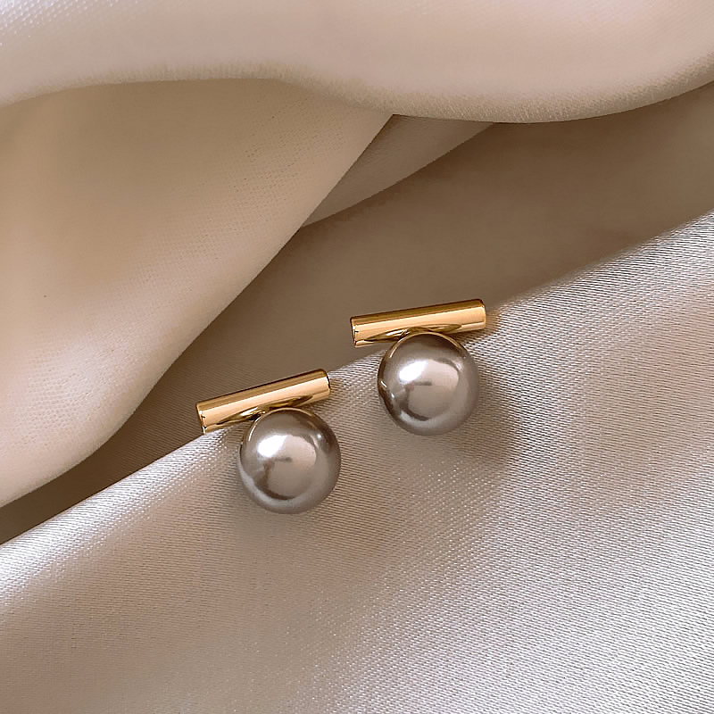 Romantic Gold Earring for Special Moments
