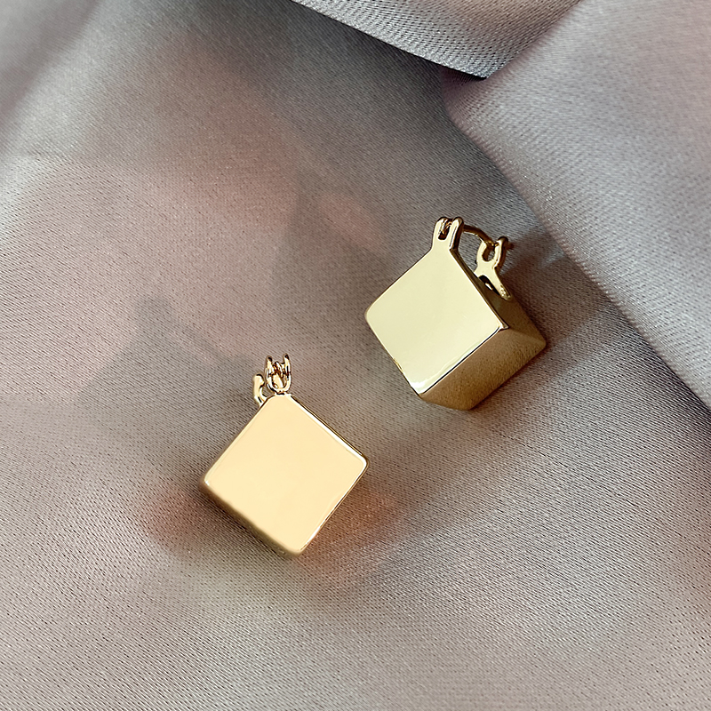 Romantic Gold Earring for Special Moments