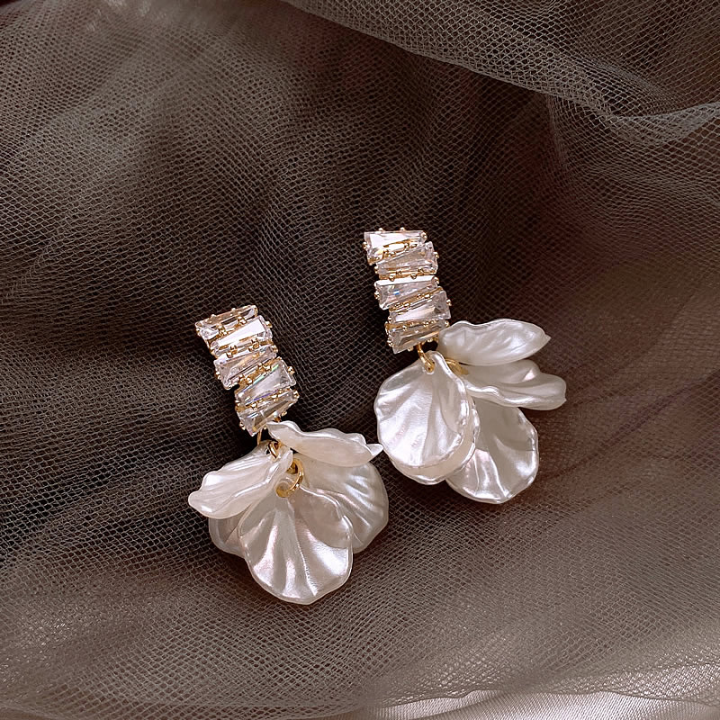Charming Gold Earring for Any Occasion