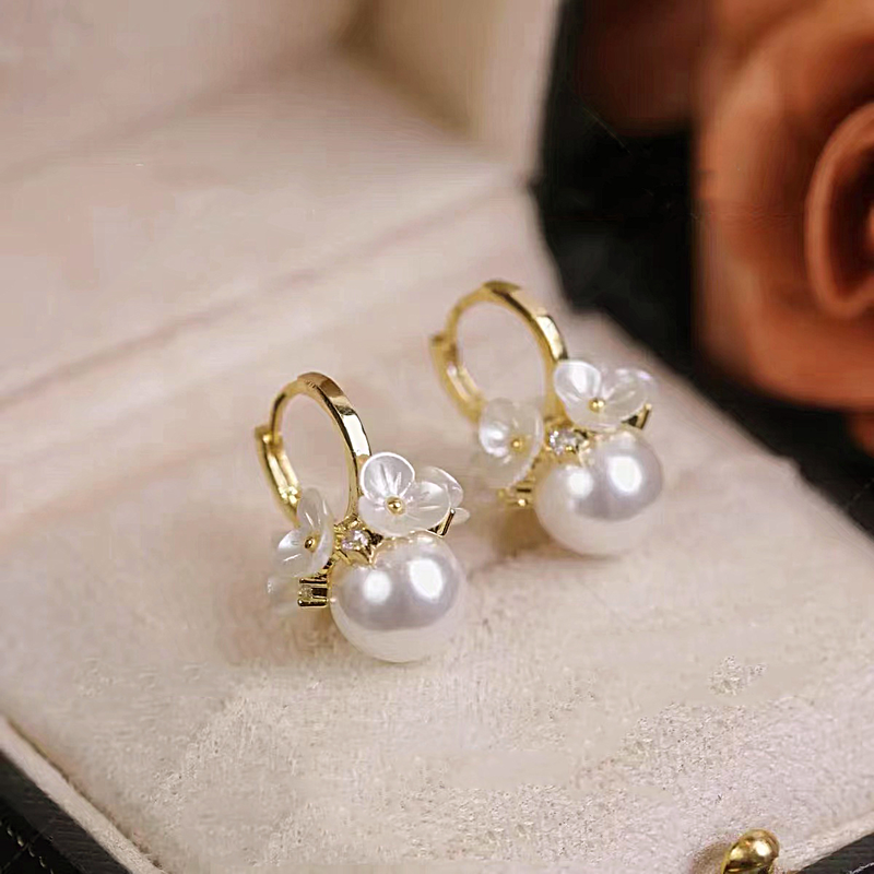 Charming Pearl Earring for Any Occasion