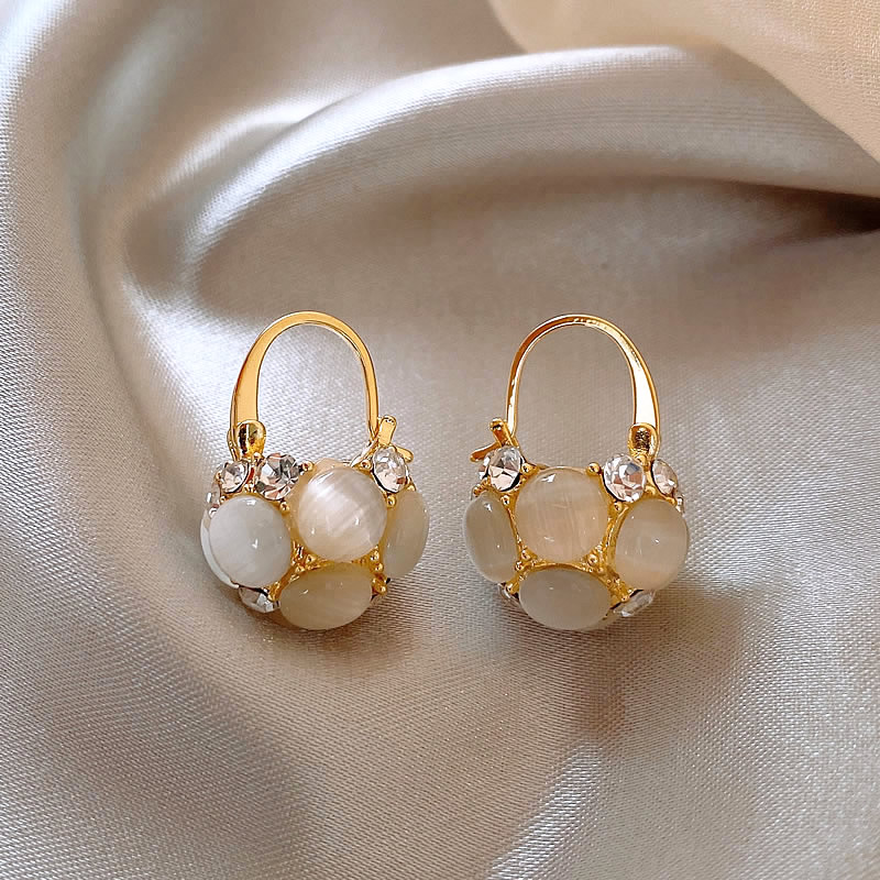 Romantic Gold Earring for Special Moments