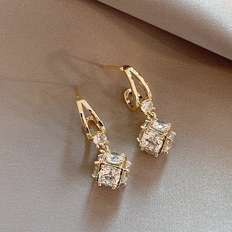 Romantic Gold Earring for Special Moments