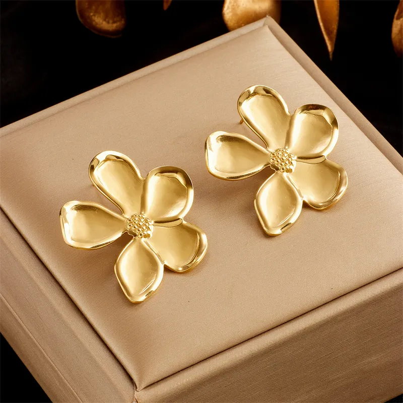 Elegant Gold Earring for Every Occasion