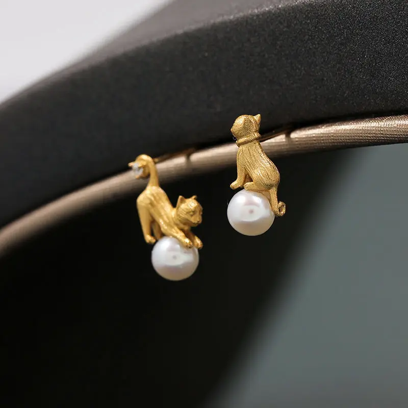 Charming Gold Earring for Any Occasion