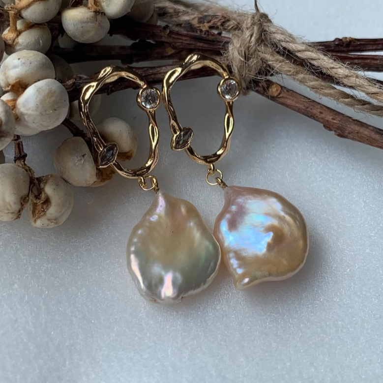 Classic Gold Earring with Timeless Appeal