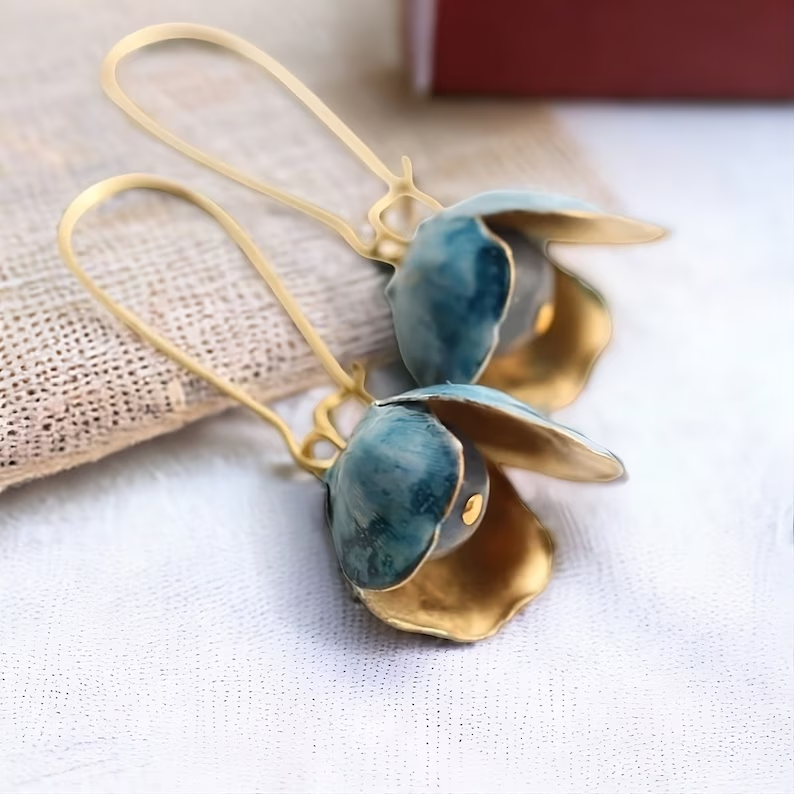 Charming Gold Earring for Any Occasion