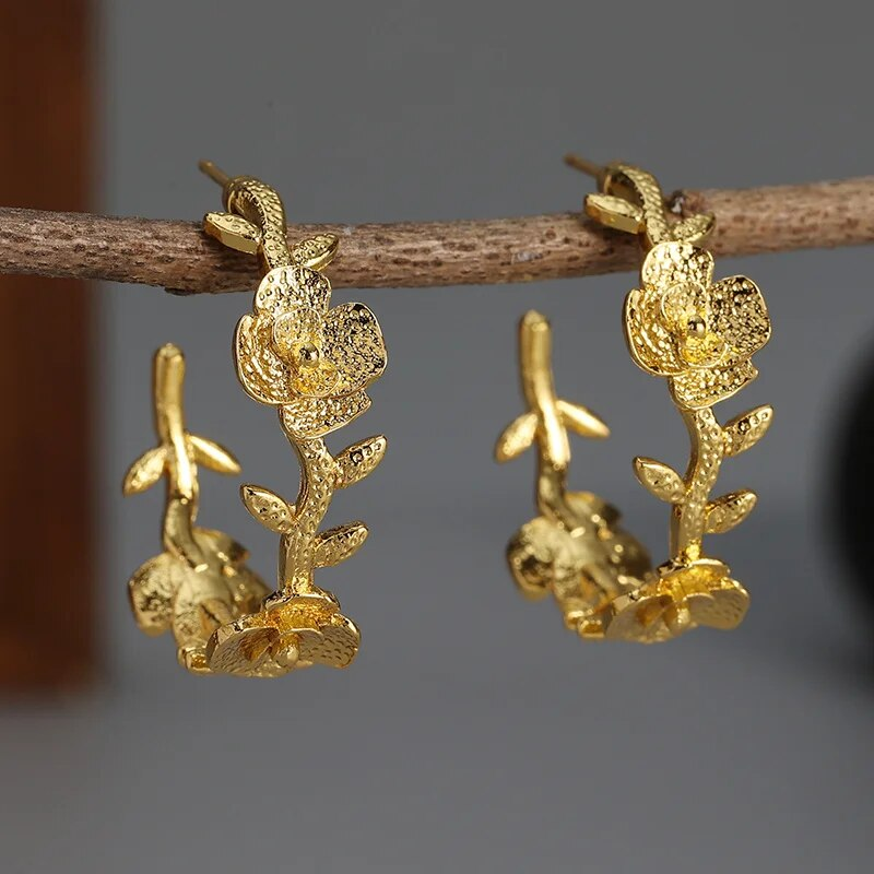 Classic Gold Earring with Timeless Appeal