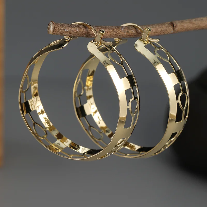 Classic Gold Earring with Timeless Appeal