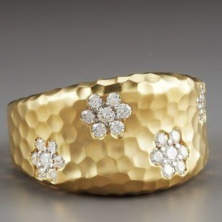 Classic Gold Ring with Timeless Appeal