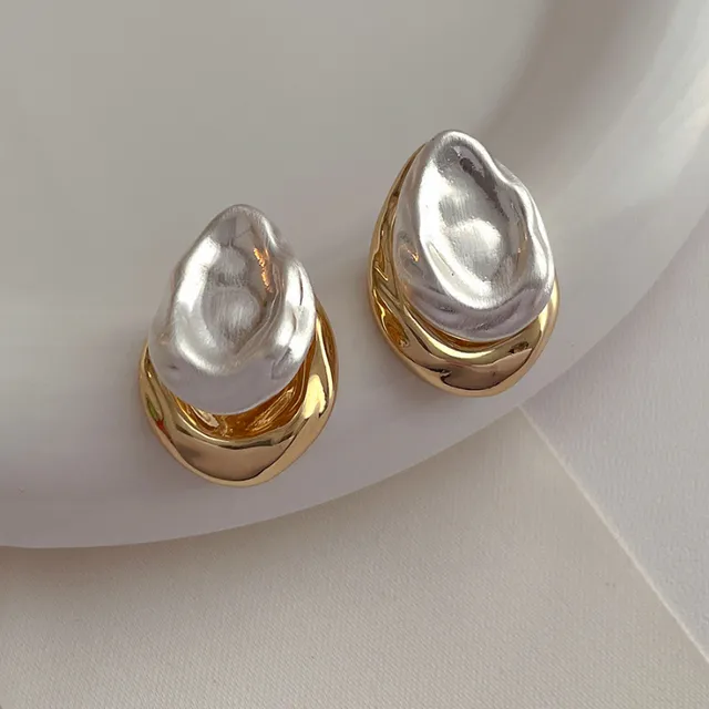 Charming Gold Earring for Any Occasion