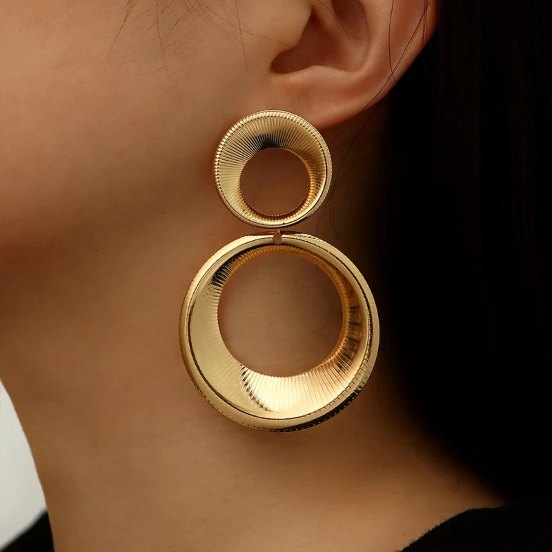 Romantic Gold Earring for Special Moments