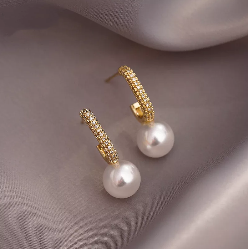 Beautiful Gold Earring with Unique Style