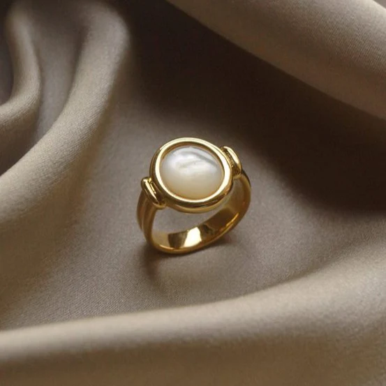 Classic Gold Ring with Timeless Appeal