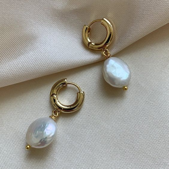 Classic Gold Earring with Timeless Appeal