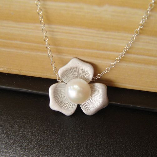 Charming Pearl Necklace for Any Occasion