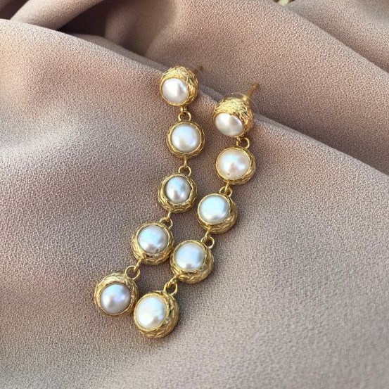 Charming Gold Earring for Any Occasion