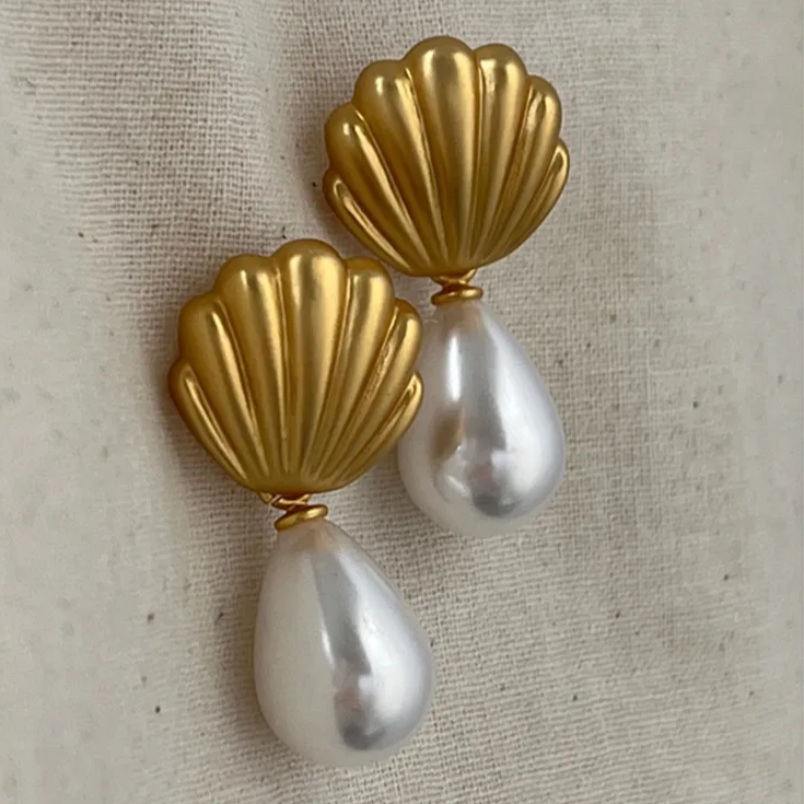 Romantic Gold Earring for Special Moments