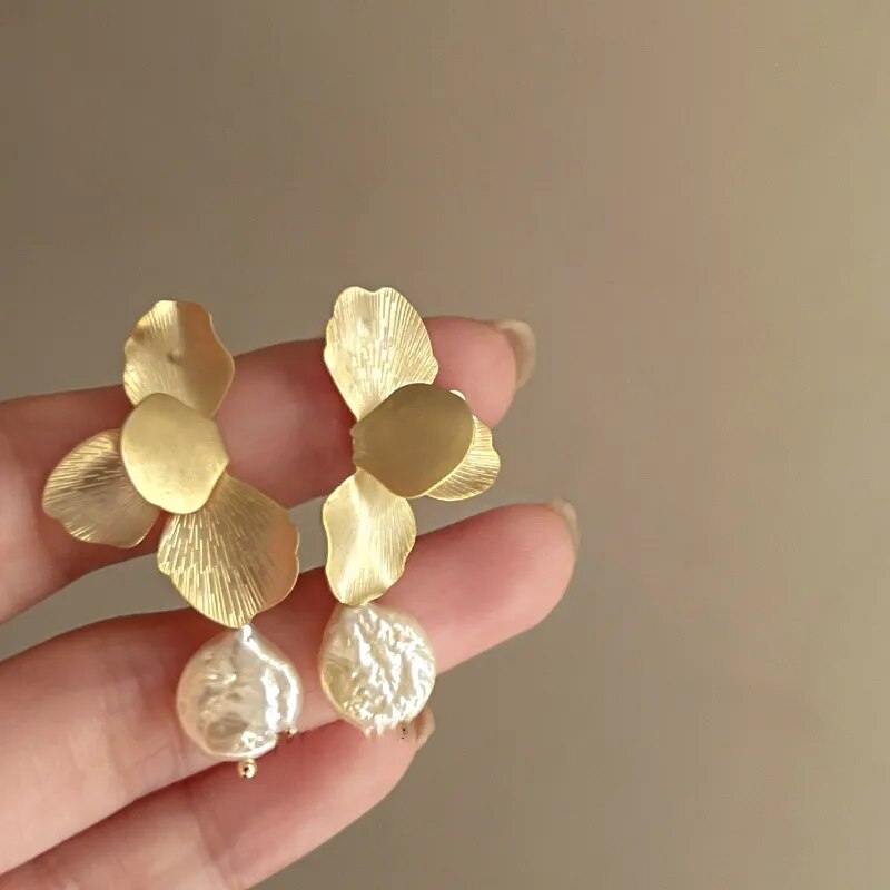 Charming Gold Earring for Any Occasion