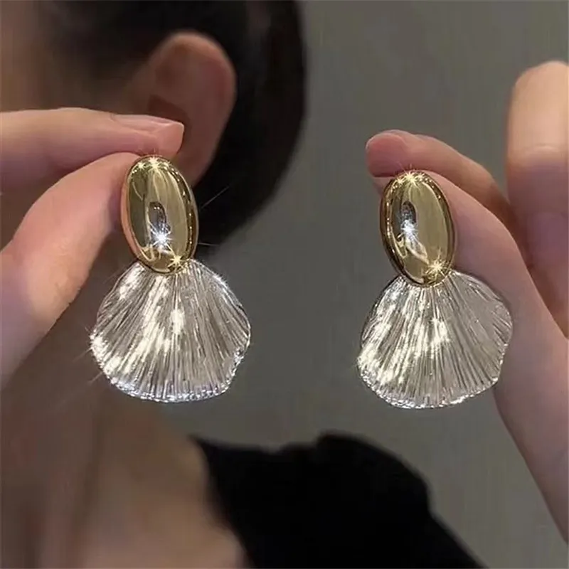 Classic Gold Earring with Timeless Appeal
