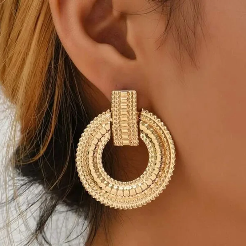Classic Gold Earring with Timeless Appeal