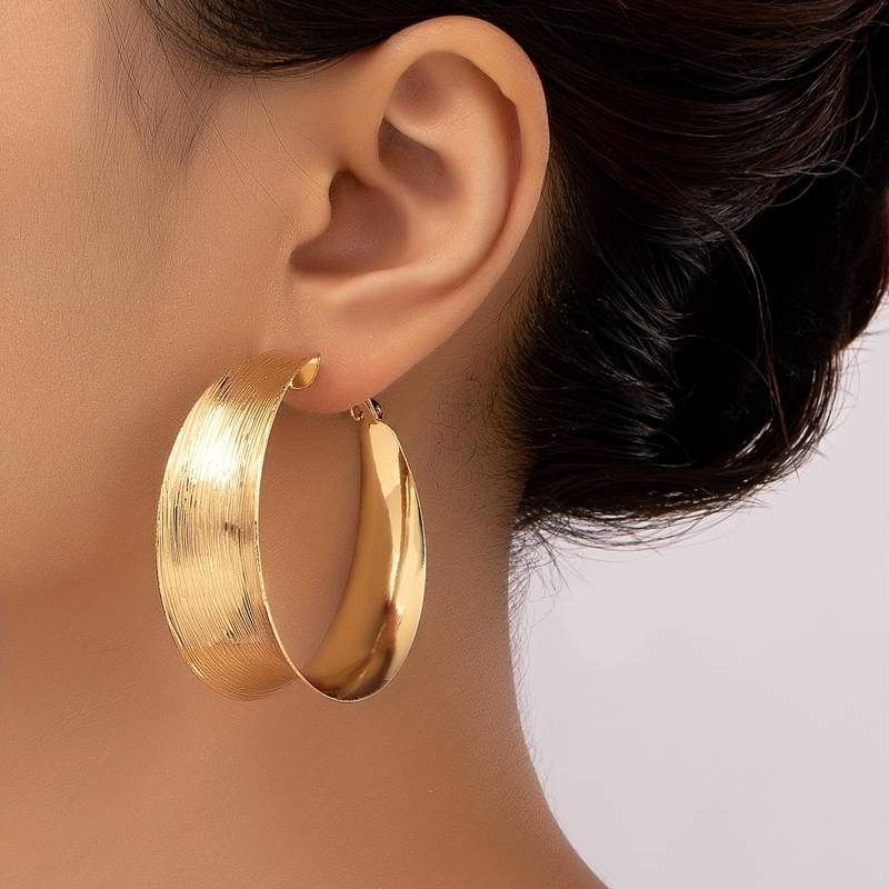 Classic Gold Earring with Timeless Appeal