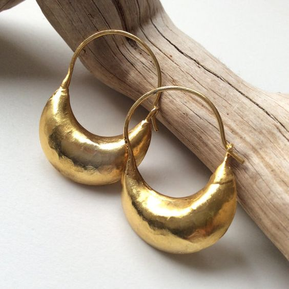 Classic Gold Earring with Timeless Appeal