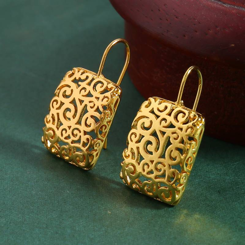 Beautiful Gold Earring with Unique Style