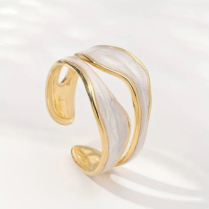 Classic Gold Ring with Timeless Appeal