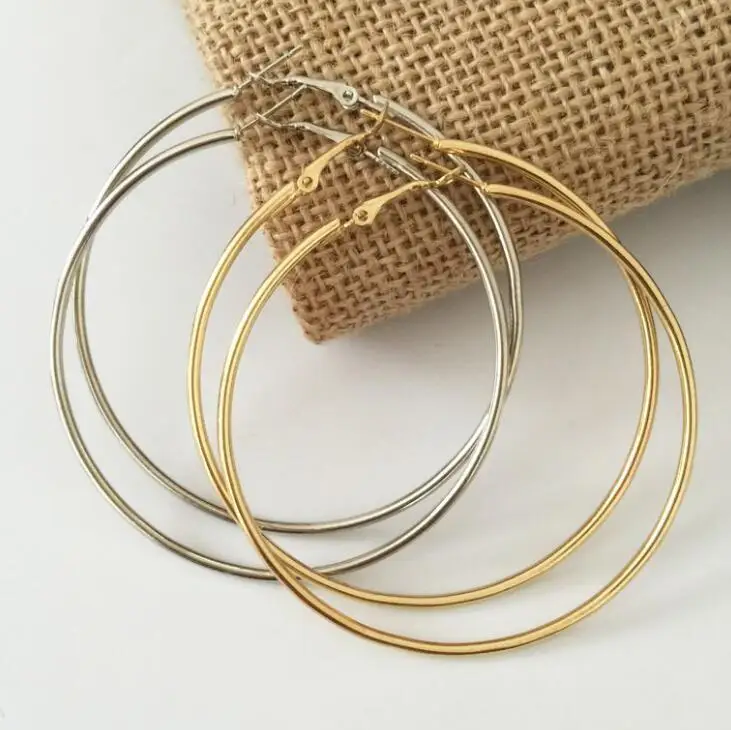 Classic Gold Earring with Timeless Appeal