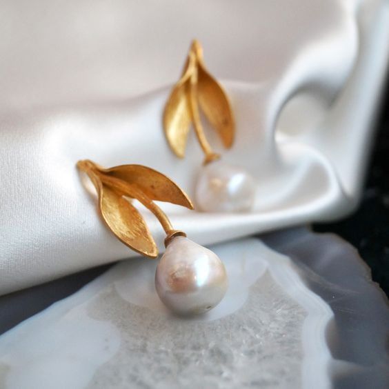 Romantic Gold Earring for Special Moments