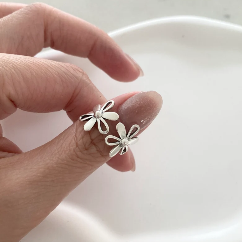 Charming Silver Ring for Any Occasion