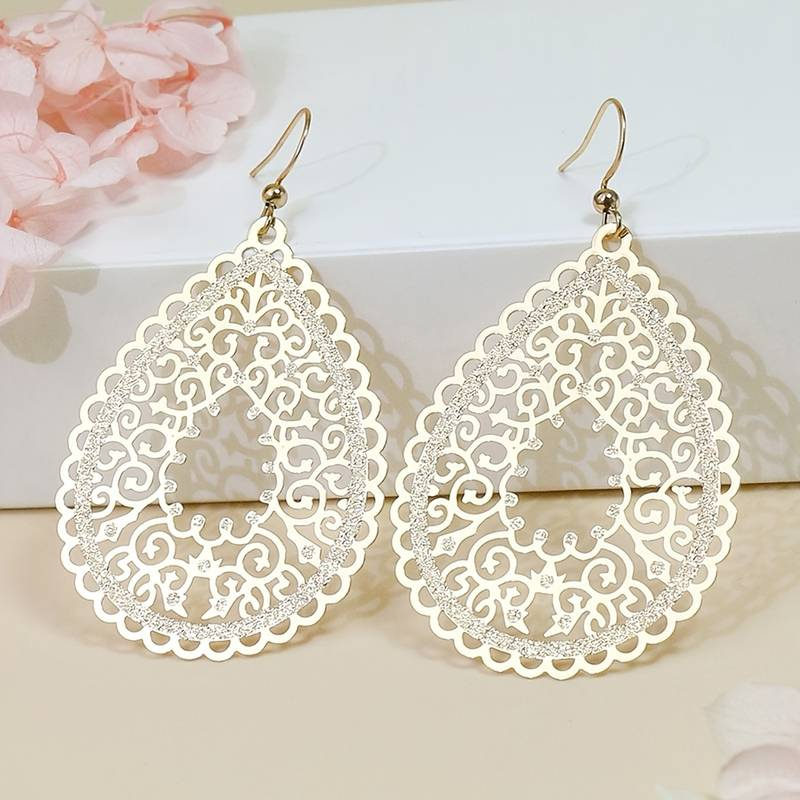 Classic Gold Earring with Timeless Appeal