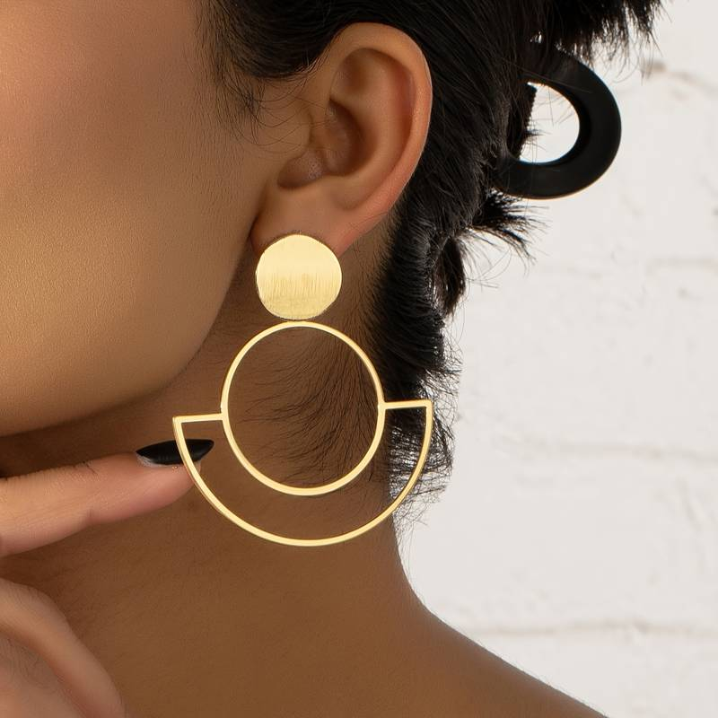 Classic Gold Earring with Timeless Appeal