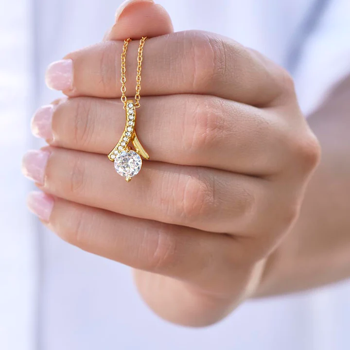 Charming Gold Necklace for Any Occasion