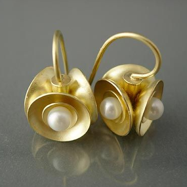 Charming Gold Earring for Any Occasion