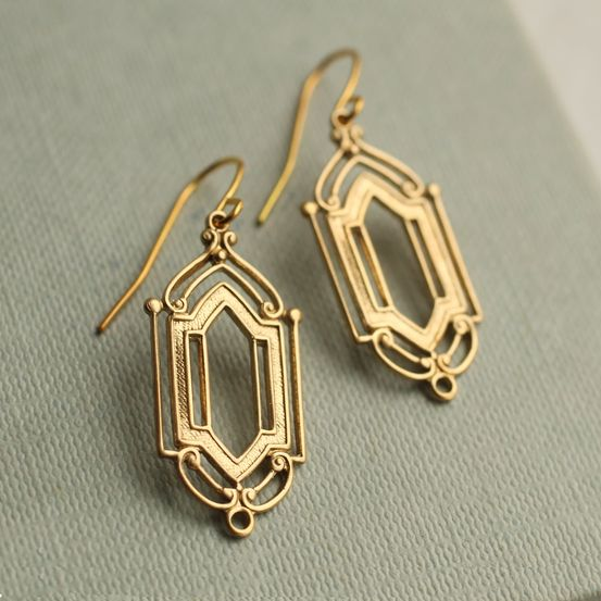 Classic Gold Earring with Timeless Appeal