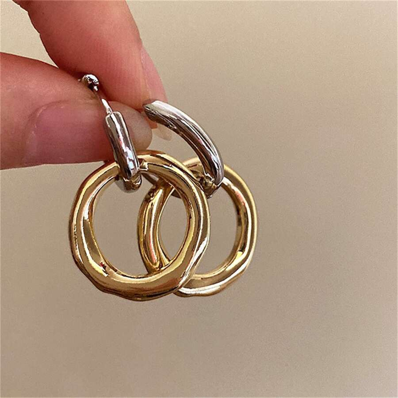 Classic Gold Earring with Timeless Appeal