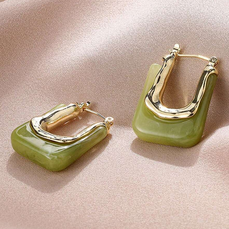 Charming Gold Earring for Any Occasion