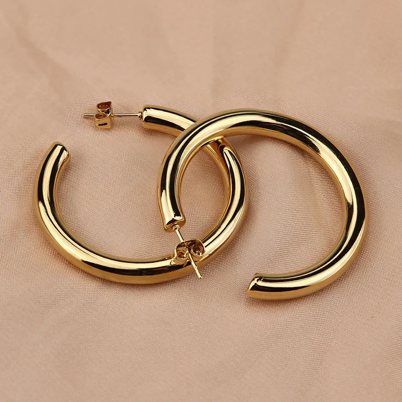 Charming Gold Earring for Any Occasion