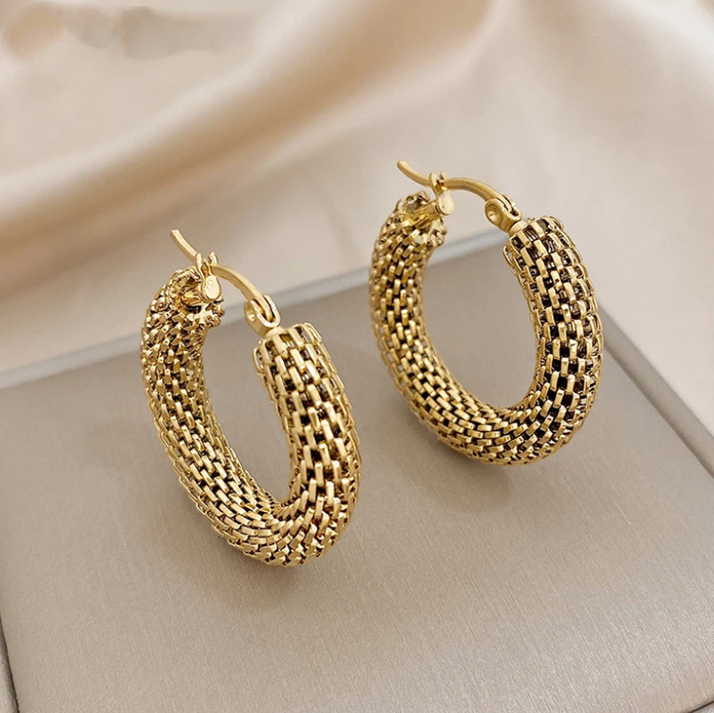 Romantic Gold Earring for Special Moments