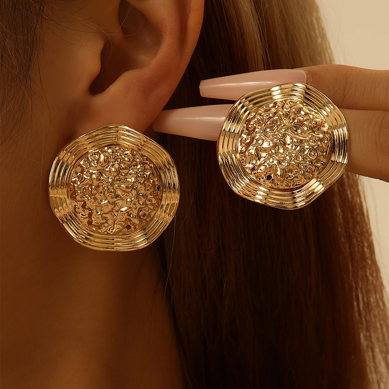 Classic Gold Earring with Timeless Appeal