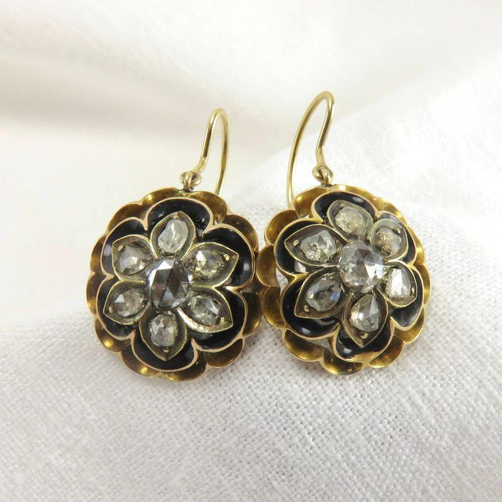 Beautiful Gold Earring with Unique Style