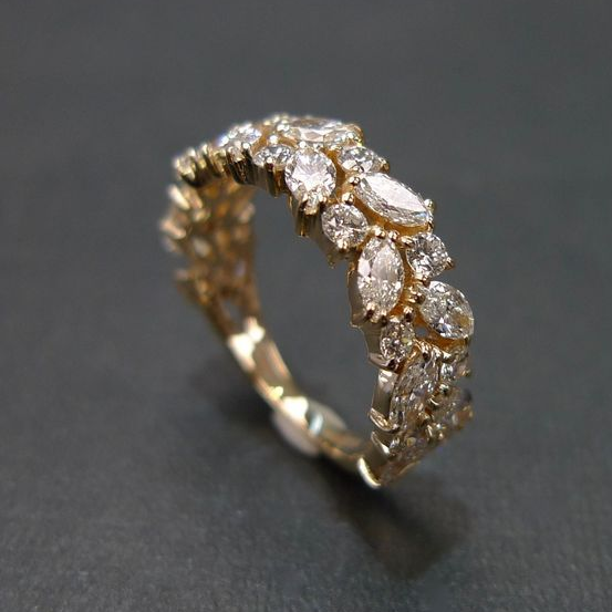Classic Gold Ring with Timeless Appeal
